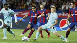 Pemain Barcelona Joao Felix, berusaha melewati pemain Antwerp FC, Arthur Vermeeren, pada laga Liga Champions di Estadio Olimpico Lluis Companys, Barcelona, Rabu (20/9/2023). Pemain baru ini sukses menjadi bintang kemenangan Barca. (AP Photo/Joan Monfort)