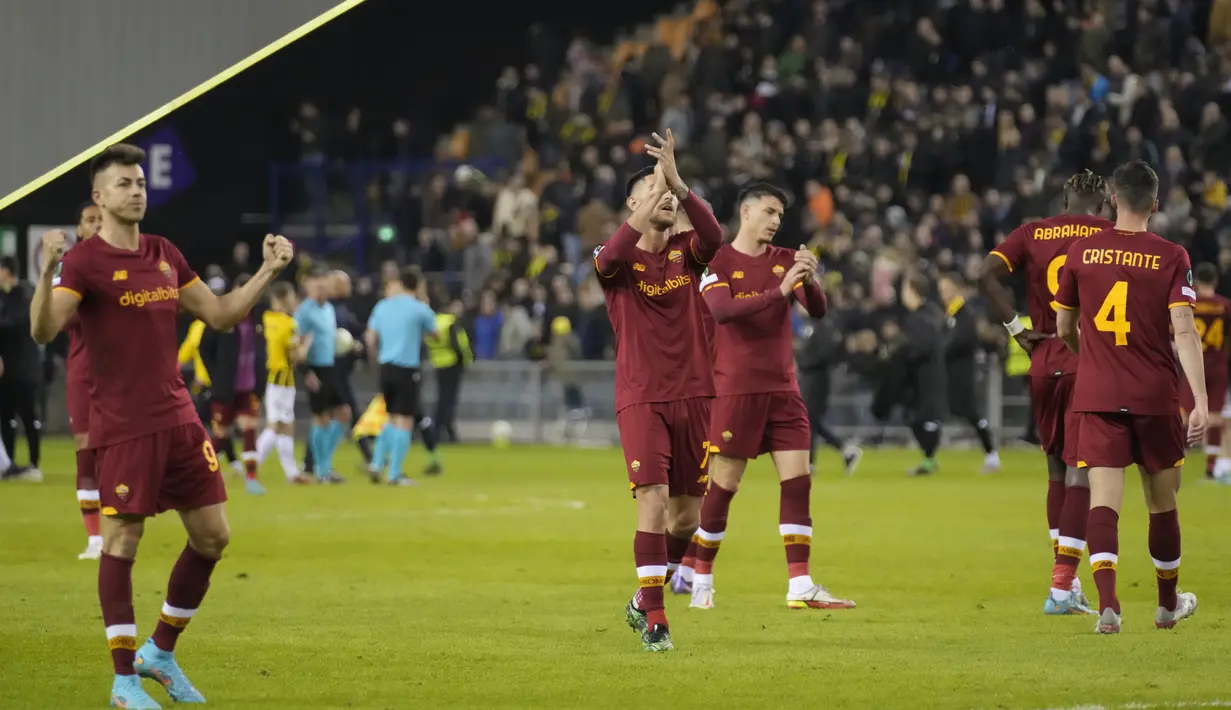 Para pemain AS Roma menyapa para pendukung usai mengalahkan Vittese pada pertandingan leg pertama babak 16 Liga Konferensi Eropa di stadion Gelredome di Arnhem, Belanda, Jumat (11/3/2022). Roma menang tipis atas Vitesse 1-0. (AP Photo/Peter Dejong)
