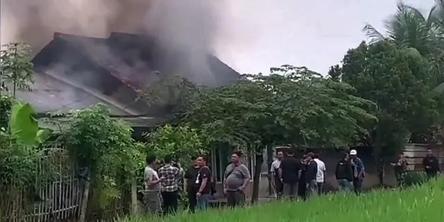 Situasi Memanas, Warga Mengamuk Bakar Rumah Pembunuh Pegawai Koperasi di Lampung Selatan