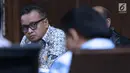 Terdakwa dugaan korupsi pengadaan e-KTP, Irvanto Hendra Pambudi menyimak keterangan saksi pada sidang lanjutan di Pengadilan Tipikor, Jakarta, Selasa (18/9). Sidang mendengar keterangan enam saksi. (Liputan6.com/Helmi Fithriansyah)