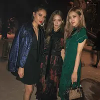 Cinta Laura bertemu dengan Rose dan Jisoo BLACKPINK di New York Fashion Week. (Instagram/claurakhiel)