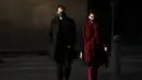 Sejumlah orang yang mengenakan masker berjalan di Brussel, Belgia, pada 8 November 2020. Kasus COVID-19 global melampaui angka 50 juta pada Minggu (8/11), menurut lembaga Center for Systems Science and Engineering (CSSE) di Universitas Johns Hopkins. (Xinhua/Zheng Huansong)