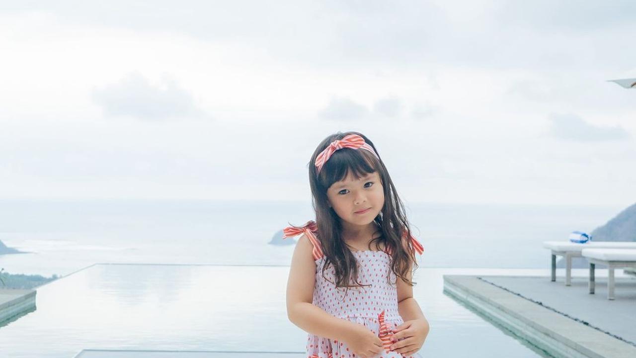 Potret Gemas dan Lucunya Chloe, Anak Asmirandah yang Sudah Pintar Pose