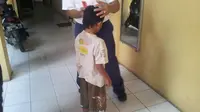 Polisi mencari orang tua yang diduga merantai anaknya sendiri. (Liputan6.com/Reza Perdana)