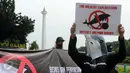 Aktivis JAAN membentangkan tulisan menolak eksploitasi hewan lumba-lumba di Jakarta, Senin (31/10). Mereka menilai pentas satwa lumba-lumba tidak menyampaikan pesan edukasi dan tidak menghargai . (Liputan6.com/Helmi Fithriansyah)