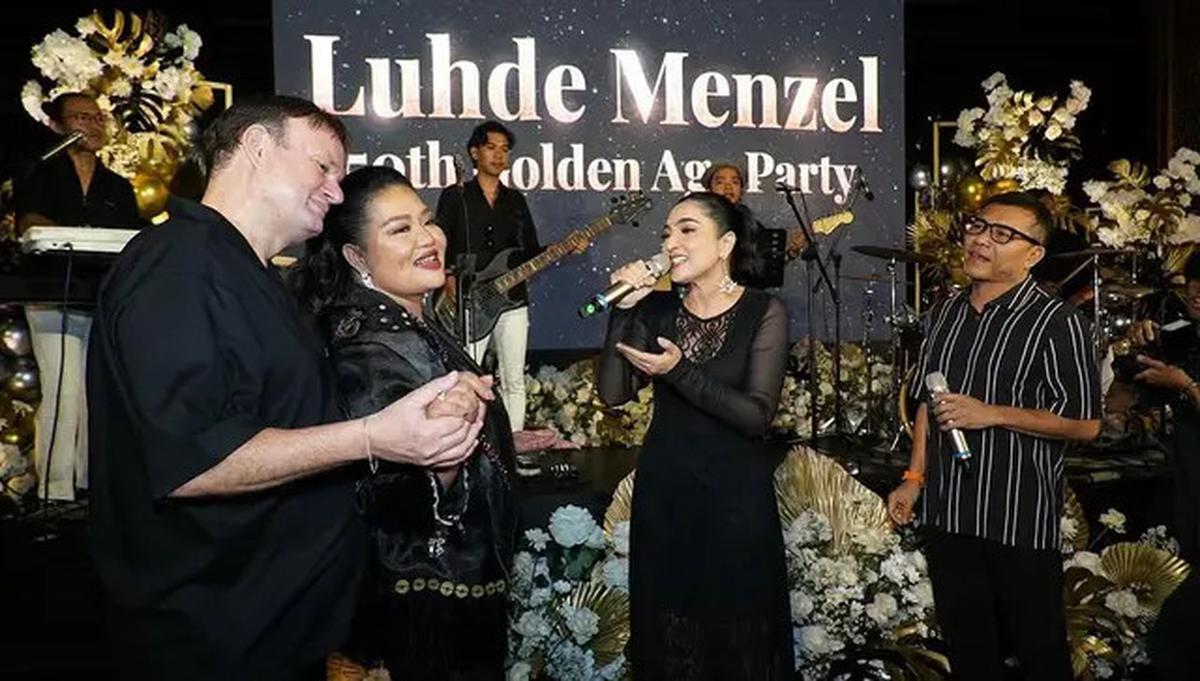 6 Potret Ultah ke-50 Ibunda Sarah Menzel di Bali, Dihadiri Ashanty dan Anang