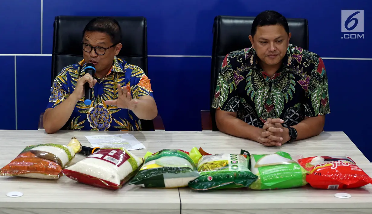 Direktur Tipideksus Bareskrim Mabes Polri, Brigjen Agung Setya didampingi Kasubdit I Dittipideksus Bareskrim Polri Kombes Hengki Haryadi meenggelar jumpa pers di Gedung Bareskrim, Jakarta, Jumat (25/8). (Liputan6.com/Johan Tallo)