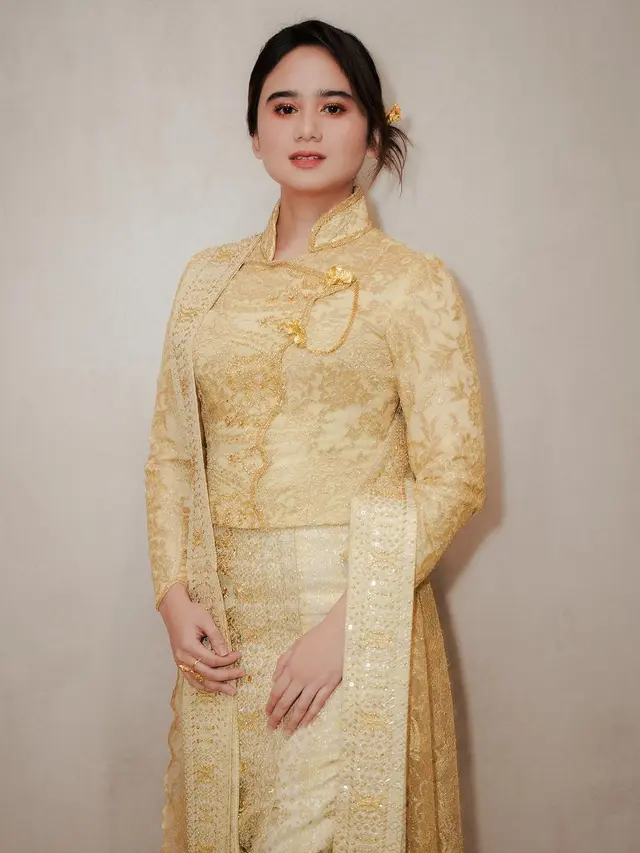 Pesona Khas Bangsawan Melayu dari Tissa Biani dalam Balutan Kebaya Janggan Emas di Malaysia, Tiru Gaya Jeng Yah Versi Mewah