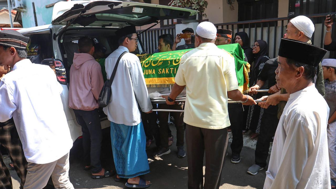 FOTO: Air Mata Iringi Kepergian Mpok Alpa, Komedian yang Tetap Ceria Meski Sakit