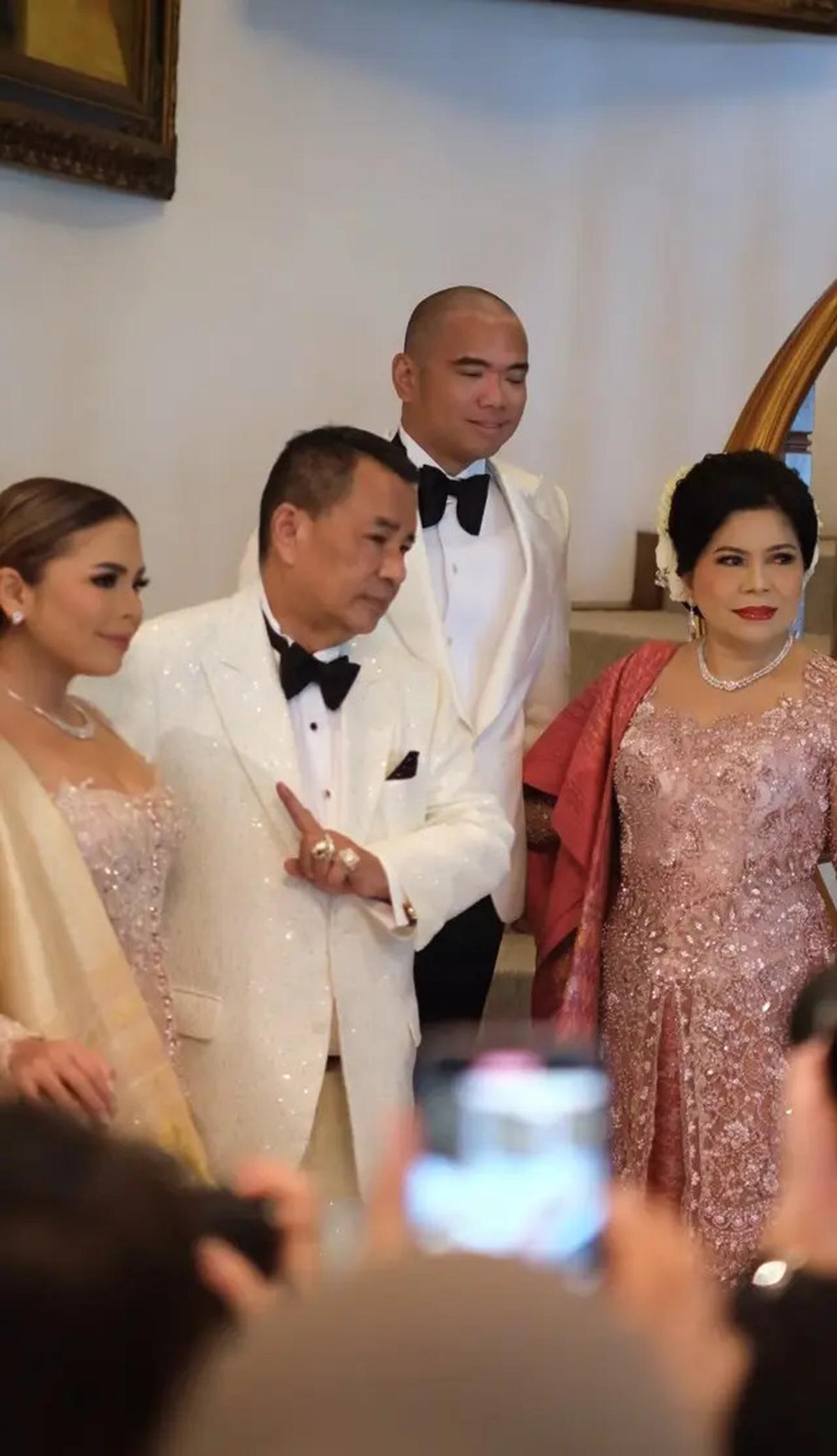7 Potret Pernikahan Winona Delany dan Frank Hutapea Putra Hotman Paris, Khidmat