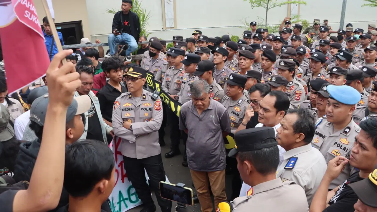 Ratusan petani dan mahasiswa gelar aksi demonstrasi di Kantor ATR/BPN Kabupaten Sukabumi, Jawa Barat (Jabar).