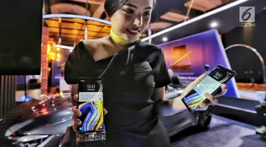 Model menunjukan produk Samsung Galaxy Note 9 dalam launching Samsung Galaxy Note 9 di Jakarta, Kamis (23/8). (Liputan6.com/Faizal Fanani)