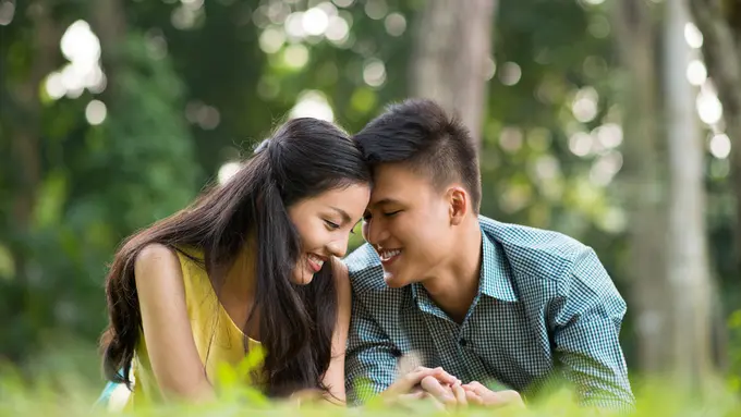 couple romantis bahagia