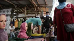 Pedagang kaki lima mulai berjualan di Jalan Jati Baru II, Tanah Abang, Jakarta, Senin (18/5/2020). Meski kawasan niaga Pasar Tanah Abang telah tutup selama masa PSBB, namun sebagian oknum pedagang tetap menggelar lapaknya di sejumlah titik seperti di atas trotoar. (Liputan6.com/Faizal Fanani)