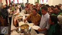 Presiden Joko Widodo saat makan siang bersama para pekerja di sektor transportasi di Istana Negara, Jakarta, Selasa (1/9/2015). Setidaknya ada 100 para pekerja di sektor transportasi yang diundang dalam jamuan tersebut. (Liputan6.com/Faizal Fanani)