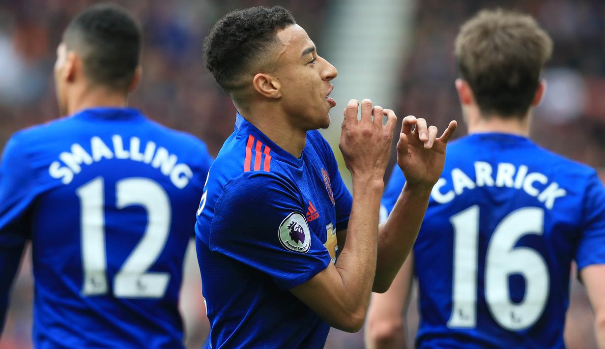 Gelandang Manchester United, Jesse Lingard, merayakan gol yang dicetaknya ke gawang Middlesbrough pada laga Liga Inggris di Stadion Riverside, Inggris, Minggu (19/3/2017). Wonderkid Inggris ini melakukan selebrasi meniup flute. (AFP/Lindsey Parnaby)