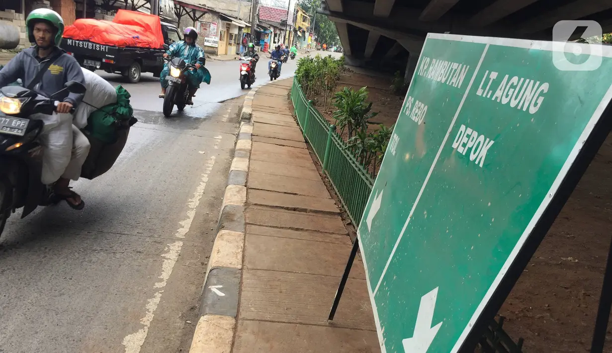 Pengendara sepeda motor melawan arus lalu lintas di sekitar flyover Tanjung Barat, Jakarta, Senin (17/2/2020). Pengendara sepeda motor nekat melawan arus lalu lintas meski perilaku buruk tersebut membahayakan keselamatan. (Liputan6.com/Immanuel Antonius)