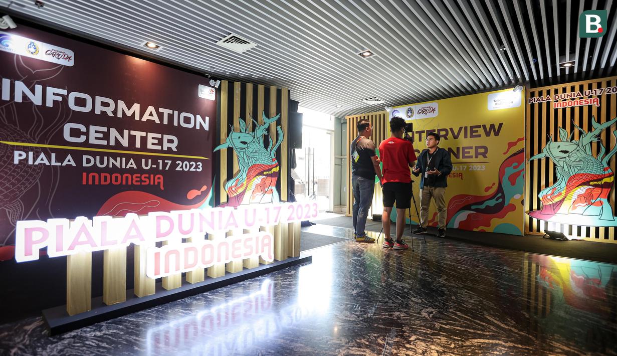 Wartawan melakukan sesi wawancara di Information Center Piala Dunia U-17 2023 Surabaya di Grand Swiss-Belhotel, Surabaya pada Sabtu (11/11/2023). (Bola.com/Bagaskara Lazuardi)