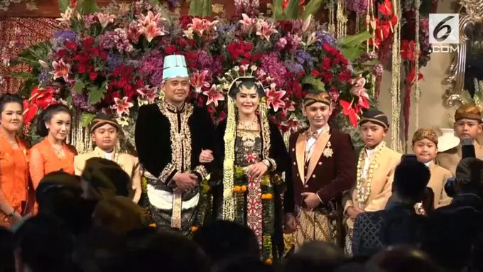 Tampil Beda, Intip Kahiyang Ayu Saat Resepsi Pernikahan