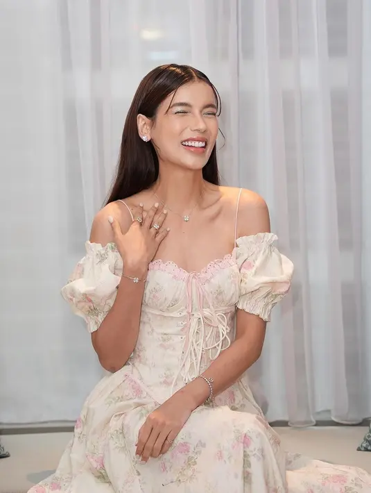 Dalam perayaan tersebut, Sabrina mengenakan gaun dengan motif bunga berwarna pastel yang lembut, dilengkapi dengan aksen renda pink. Gaun ini menonjolkan sisi feminin dan elegan dari Sabrina yang semakin terlihat memesona. (Liputan6.com/IG/@sabrinachairunnisa_)