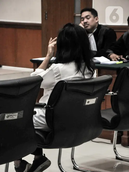 "Menjatuhkan pidana terhadap terdakwa Linda Pujiastuti alias Anita oleh karena itu dengan pidana penjara selama 18 tahun dan denda Rp 2 miliar rupiah dengan ketentuan apabila denda tidak dibayar maka diganti pidana 6 bulan penjara," kata JPU. (merdeka.com/Iqbal S. Nugroho)