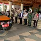 Ketua Satgas COVID-19 Ganip Warsito melepas mobil masker untuk penguatan protokol kesehatan di wilayah Aceh, Sabtu (28/8/2021). (Dok BNPB)
