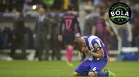 Reaksi bek Deportivo La Coruna, Raul Albentosa, setelah timnya mengalahkan Barcelona, 2-1, pada pertandingan lanjutan La Liga, di Stadion Riazor, La Coruna, Spanyol, Minggu (12/3/2017). (AFP/Miguel Riopa). 