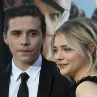 Hubungan asmara yang terjalin antara Brooklyn Beckham dan Chloe Moretz nampaknya makin hangat dan mesra. Pasangan ini sukses membuat publik iri ketika melihat kemesraan keduanya. (AFP/Bintang.com)