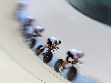 Para pebalap Jerman berlatih jelang Olimpiade Rio 2016 di Rio Olympic Velodrome, Rio de Janeiro, Brasil, (2/82016). (AP Photo/Patrick Semansky)