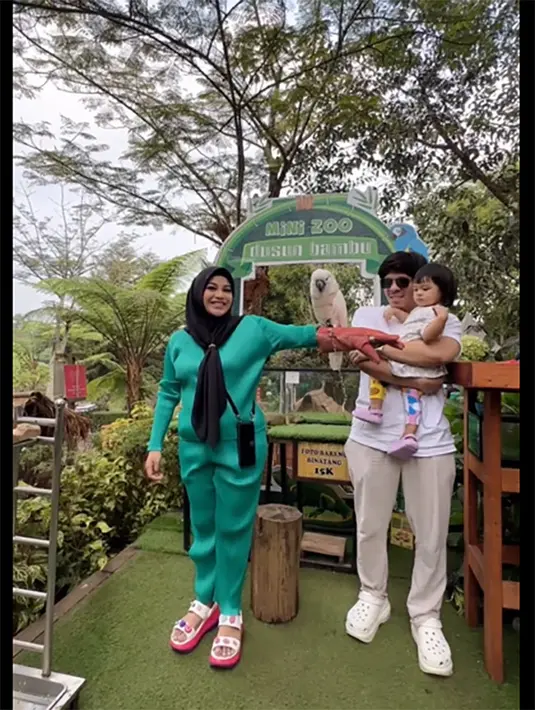 Setelah keliling naik perahu, pasangan ini juga mengunjungi mini zoo untuk mengenalakan baby Ameena dengan binatang. [Instagram/aurelie.hermansyah]
