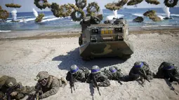 Pasukan militer Korea Selatan (Tali biru) dan pasukan Amerika saat berlatih bersama di Pohang , Korea Selatan, (12/3). Latihan yang bernama Key Resolve dan Foal Eagle akan menjadi yang terbesar yang pernah dilakukan. (REUTERS / Kim Hong - Ji)