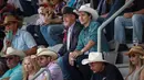 Perdana Menteri Kanada Justin Trudeau (tengah) menonton rodeo dalam acara Calgary Stampede di Calgary, Alberta, Kanada (15/7). Calgary Stampede adalah festival koboi yang digelar tiap tahun di Kanada. (Jeff McIntosh / The Canadian Press via AP)