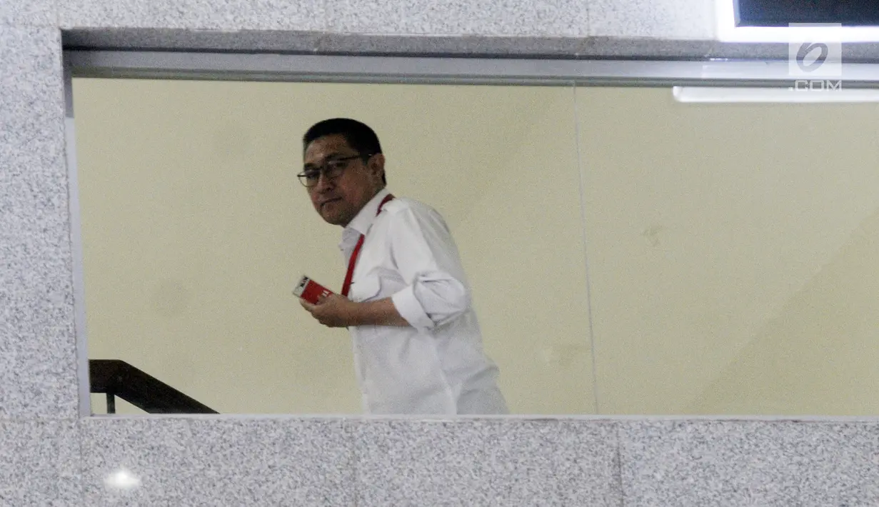Anggota DPR Fraksi PAN, Sukiman menaiki tangga menuju ruang pemeriksaan di Gedung KPK, Jakarta, Rabu (20/2). Sukiman diperiksa terkait kasus dugaan suap pengurusan dana perimbangan Kabupaten Pengunungan Arfak, Papua. (Merdeka.com/Dwi Narwoko)