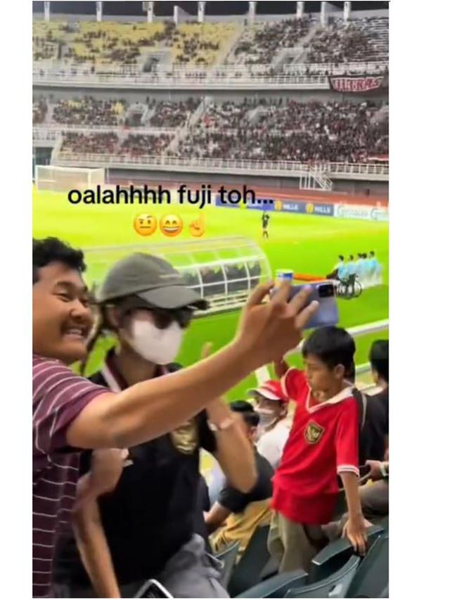 6 Potret Fuji Kepergok Nonton Timnas di Surabaya, Dinner Bareng Asnawi Mangkualam