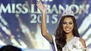 Valerie Abou Chacra memberikan salam kepada penonton usai mengetahui dirinya memenangkan Miss Lebanon 2015 di Beirut, Lebanon, Senin (12/10/2015). Valerie masih berstatus Mahasiswi disalah satu Universitas. (REUTERS/Mohamed Azakir)