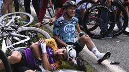 Kecelakaan disebabkan oleh suporter yang terlalu dekat dengan jalan dan tak menyadari dirinya terlalu dekat dengan peloton, sehingga pembalap Tim Jumbo-Visma, Tony Martin tak sengaja menabraknya dan mengawali kecelakaan massal. (Foto: AFP/Pool/Anne-Christine Poujoulat)