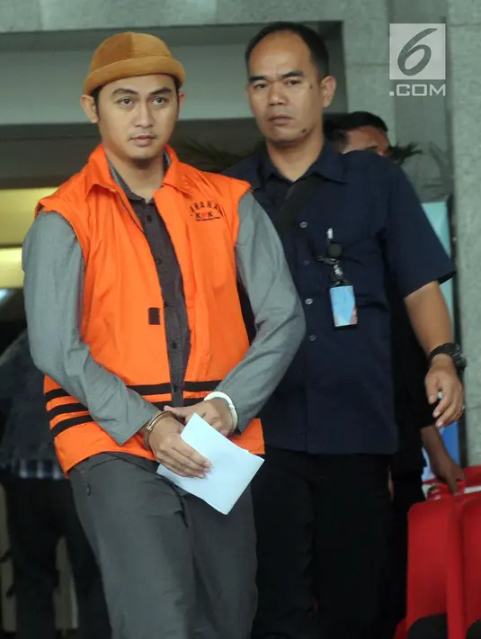 Adik Bupati nonaktif Kabupaten Mesuji Khamami, Taufik Hidayat meninggalkan gedung KPK seusai menjalani pemeriksaan di Jakarta, Kamis (18/4). Taufik diperiksa sebagai tersangka terkait kasus dugaan suap pembangunan proyek-proyek infrastruktur di Dinas PUPR Kabupaten Mesuji. (merdeka.com/Dwi Narwoko)