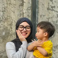 Putri Delina anak Sule mengaku senang akhirnya bisa ketemu dengan adiknya, Adzam. Bertepatan momen ulang tahunnya Adzam ke-2, Sule dan Putri Delina menyambangi rumah Nathalie Holscher. [Instagram/putridelinaa]