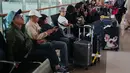 Calon penumpang   menunggu penerbangannya di Bandara Internasional Soekarno-Hatta di Tangerang, Indonesia, Minggu, 6 September 2026. (AP Photo/Tatan Syuflana)