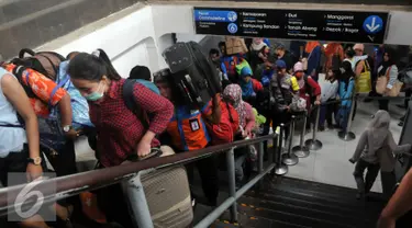 Ratusan pemudik berjalan menuju pintu kedatangan saat tiba di Stasiun Senen, Jakarta, Sabtu (9/7). Puncak arus balik pemudik di stasiun Senen diperkirakan terjadi pada besok Minggu (10/7). (Liputan6.com/Johan Tallo)