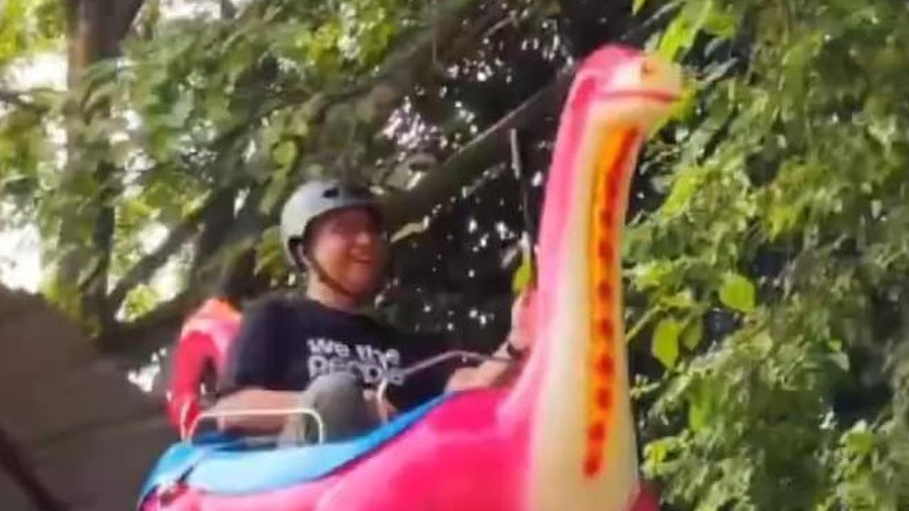 Potret Anies Jalan-Jalan ke Ragunan, Naik 'Dinosaurus' Warna Pink sampai Wajahnya Tegang saat Meluncur