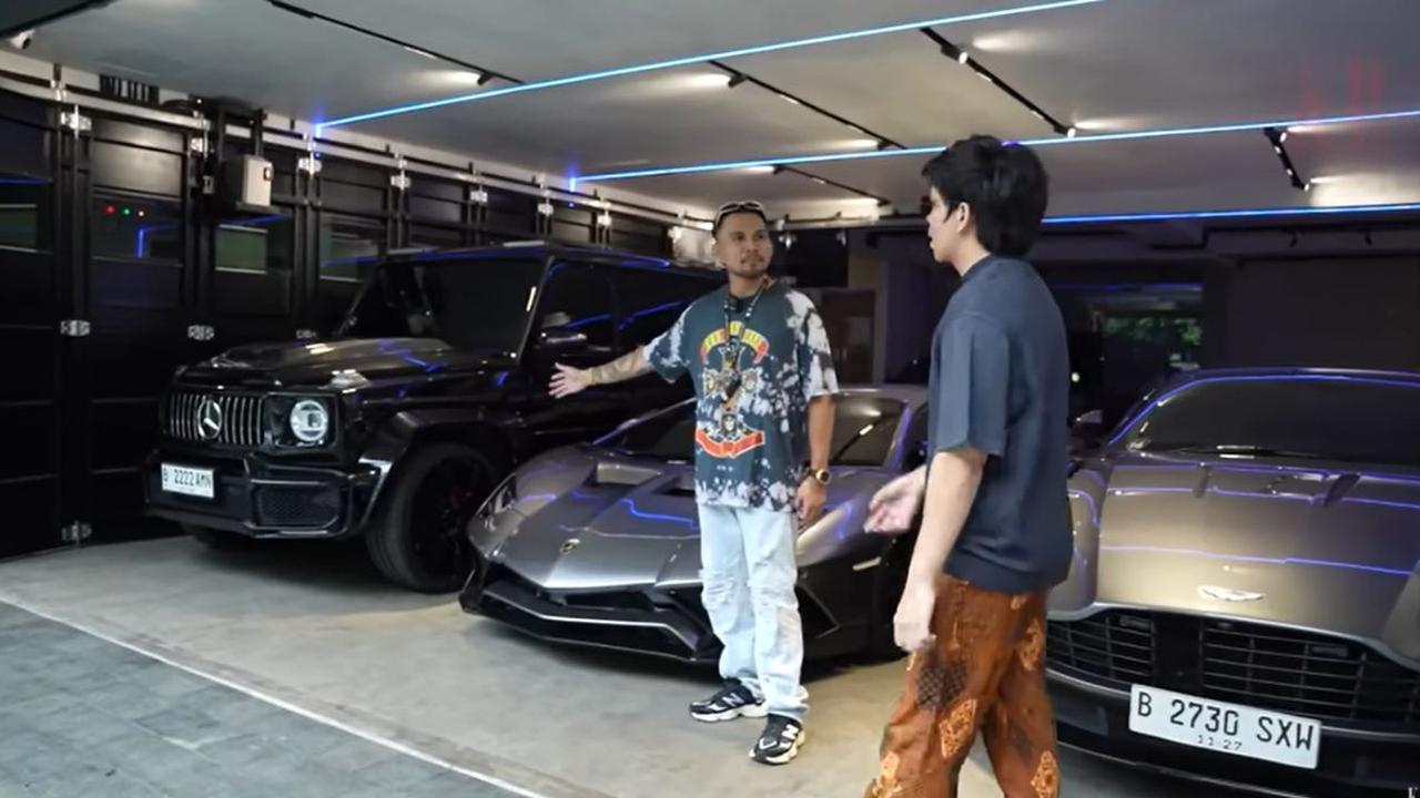 Saat ditanya Roy Ricardo soal harga mobil tersebut, Atta hanya tersenyum.<br>