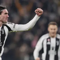 Pemain Juventus, Dusan Vlahovic melakukan selebrasi setelah mencetak gol pertama timnya ke gawang Cagliari pada laga 16 besar Coppa Italia 2024/2025 yang berlangsung di Juventus Stadium, Turin, Italia, Rabu (18/12/2024) WIB. (AP Photo/LaPresse/Fabio Ferrari)