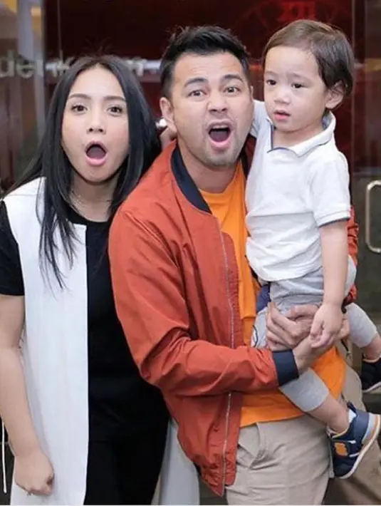 "Hmm (temanya) film Sing. Film kesukaan Rafathar," kata Nagita Slavina. "Sing tuh film kesukaannya Rafathar. Tapi seneng sih banyak yang support, banyak yang doain," tukas Raffi Ahmad. (Instagram/rafinagita1717)