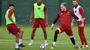 Pemain Liverpool, Alex Oxlade-Chambrlain (kiri) mengontrol bola saat berlatih di Melwood Training Ground, Liverpool (7/9/2017). Latihan ini jelang melawan Manchester City pada pekan keempat Premier League. (Photo/Liverpoolfc)