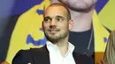 Pemain internasional Belanda, Wesley Sneijder memegang jersey nomor 10 saat diperkenalkan sebagai pemain baru klub Qatar, Al Gharafa, di Doha, Senin (8/1). Sneijder punya catatan terbanyak membela timnas Belanda dengan 133 penampilan. (STRINGER/AFP)