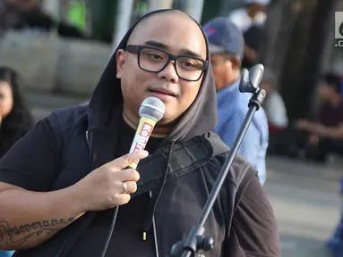 Igor Saykoji dalam Aksi 365 hari kasus Novel Baswedan yang tak kunjung terungkap di seberang Istana Negara, Jakarta, Rabu (11/4). Peserta aksi meminta pemerintah segera membentuk tim gabungan pencari fakta (TGPF). (Liputan6.com/Immanuel Antonius)