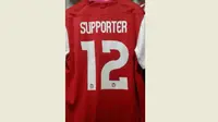 Jersey PSM Makassar bernomor punggung 12 dipensiunkan oleh manajemen PSM dan diberikan kepada suporter sebagai ucapan terima kasih. (Bola.com/Ahmad Latando)