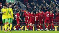 Pemain Liverpool Takumi Minamino (tengah kanan) merayakan dengan rekan satu timnya setelah mencetak gol ke gawang Norwich City pada pertandingan sepak bola Piala FA di Stadion Anfield, Liverpool, Inggris, 2 Maret 2022. Liverpool menang 2-1. (AP Photo/Jon Super)