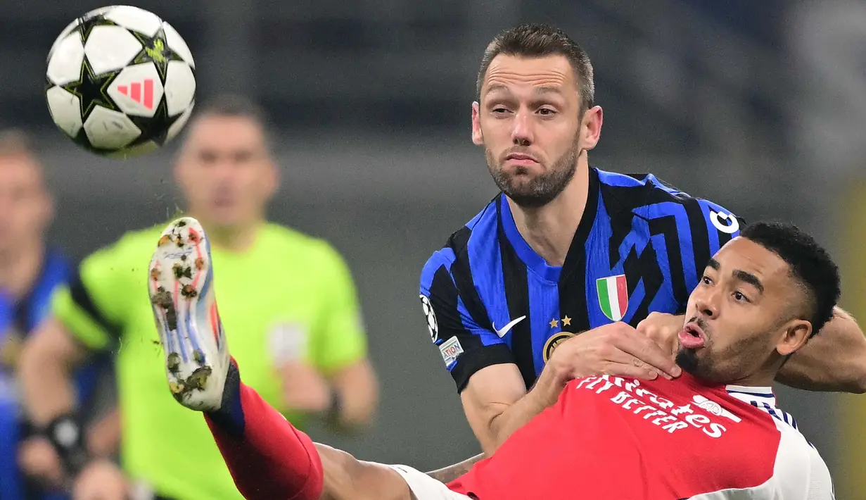 Sejak menit awal pertandingan, kedua tim bermain ketat dan intens. Hingga jelang akhir babak pertama belum ada gol yang tercipta. (Marco BERTORELLO/AFP)